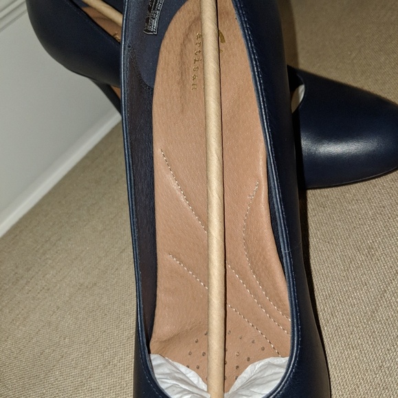Clarks Genuine Leather Navy Pump - Picture 2 of 5